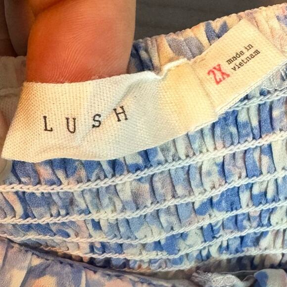 Lush Blue Floral Smocked Back Ruched Front Flutter Sleeve Blouse Size 2X - Picture 5 of 7